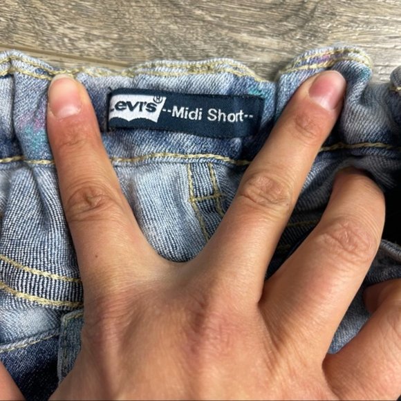 LEVI'S Light Wash Flower Print Girl Shorts Size 16 - Picture 3 of 7